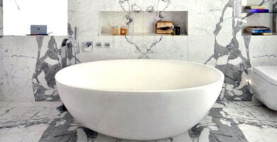 Cuarto de baño de mármol blanco