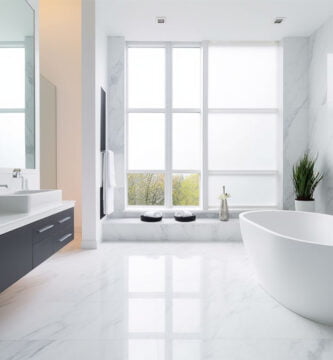Un baño de lujo de mármol, moderno y limpio