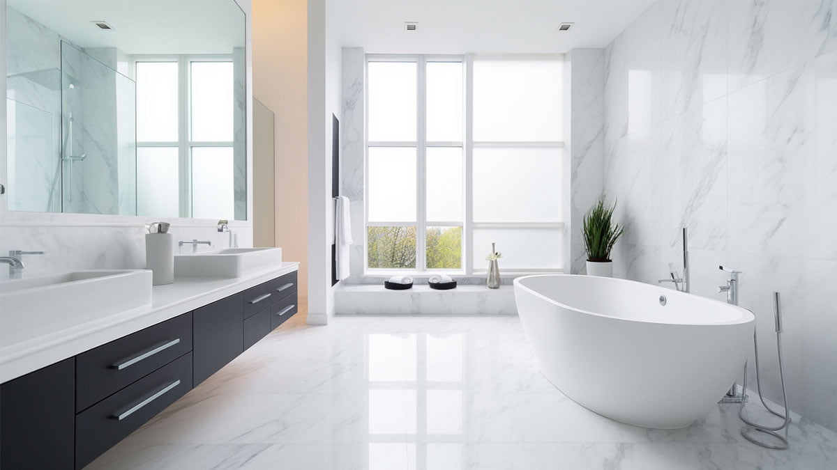 Un baño de lujo de mármol, moderno y limpio